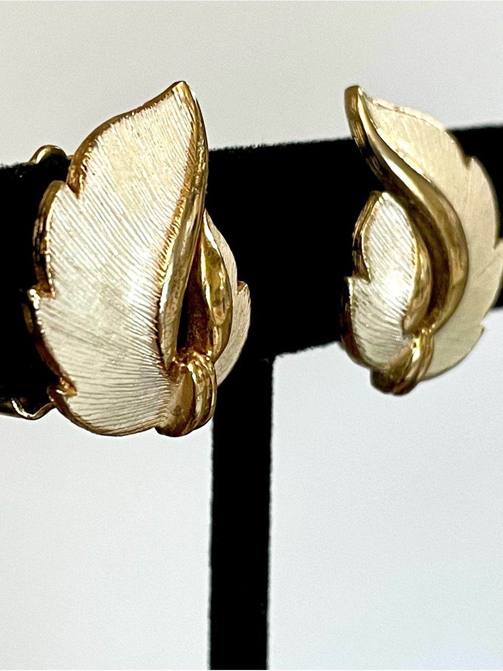 Vintage White Enamel Leaf Gold Tone Clip On Earrings Textured Retro Shabby Chic - Picture 3 of 8